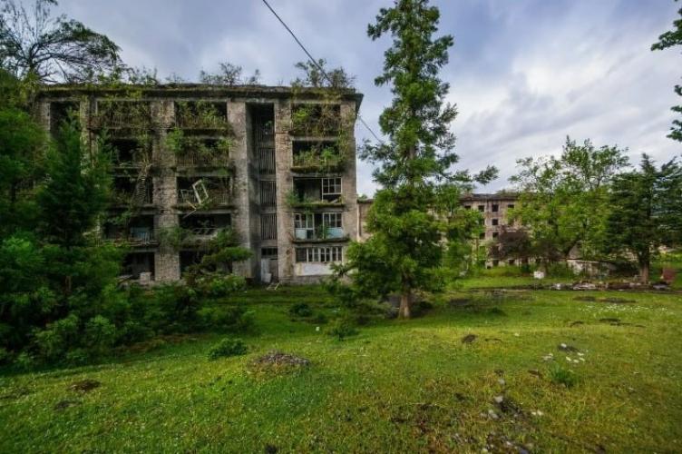 Город уродов посреди непроходимых лесов