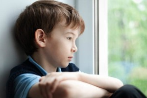 Залишаючи дитину одну.