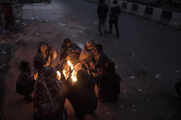 Бомж у павильона