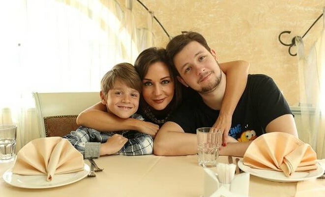 Татьяна Буланова со старшим и младшим сыновьями