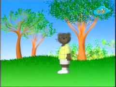 Бурый медвежонок - Играет в мяч