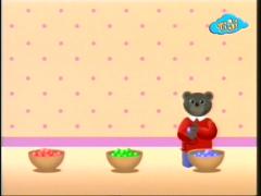 Бурый медвежонок - Нанизывает бусины