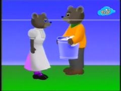 Бурый медвежонок - Развешивает бельё